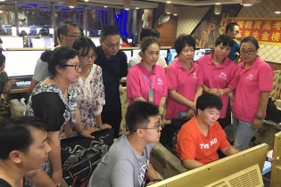 網報現場耐心講解